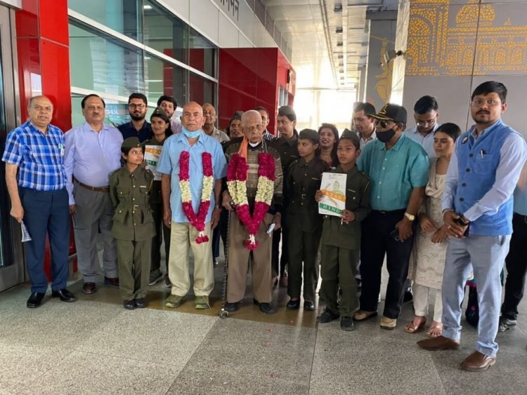 JanMitr Felicitates Arrival of Shri Shital Tiwari, the Last Witness of Indian National Army (INA)